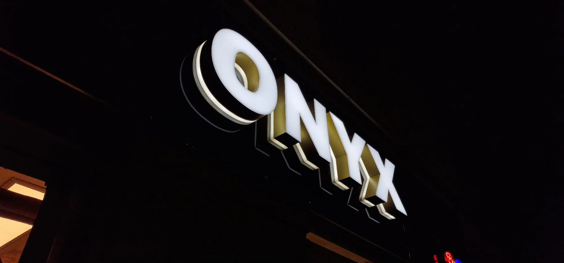 Belyste ONYX facadebogstaver om aftenen