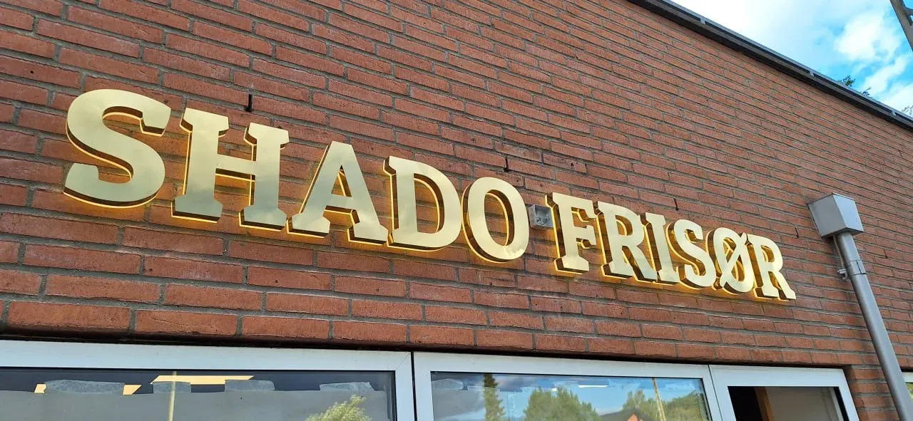 SHADO FRISØR facadeskilt med lys
