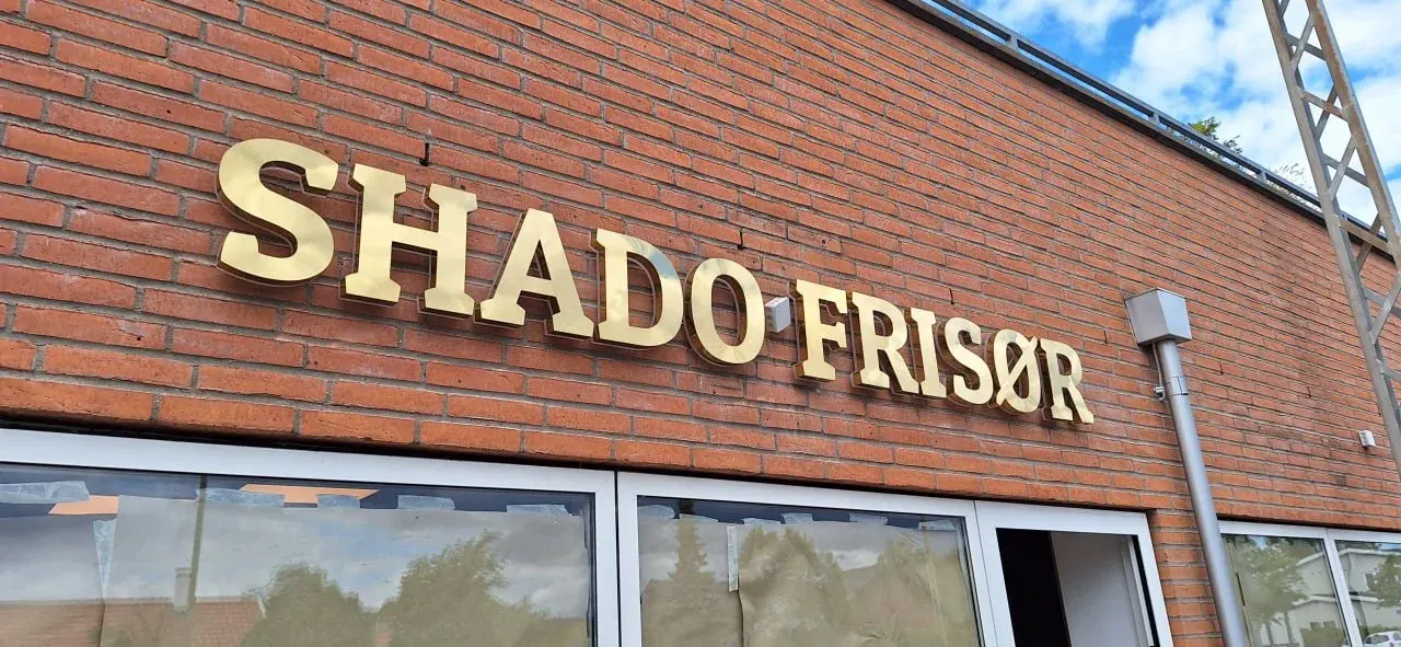 SHADO FRISØR facadeskilt med lyset slukket