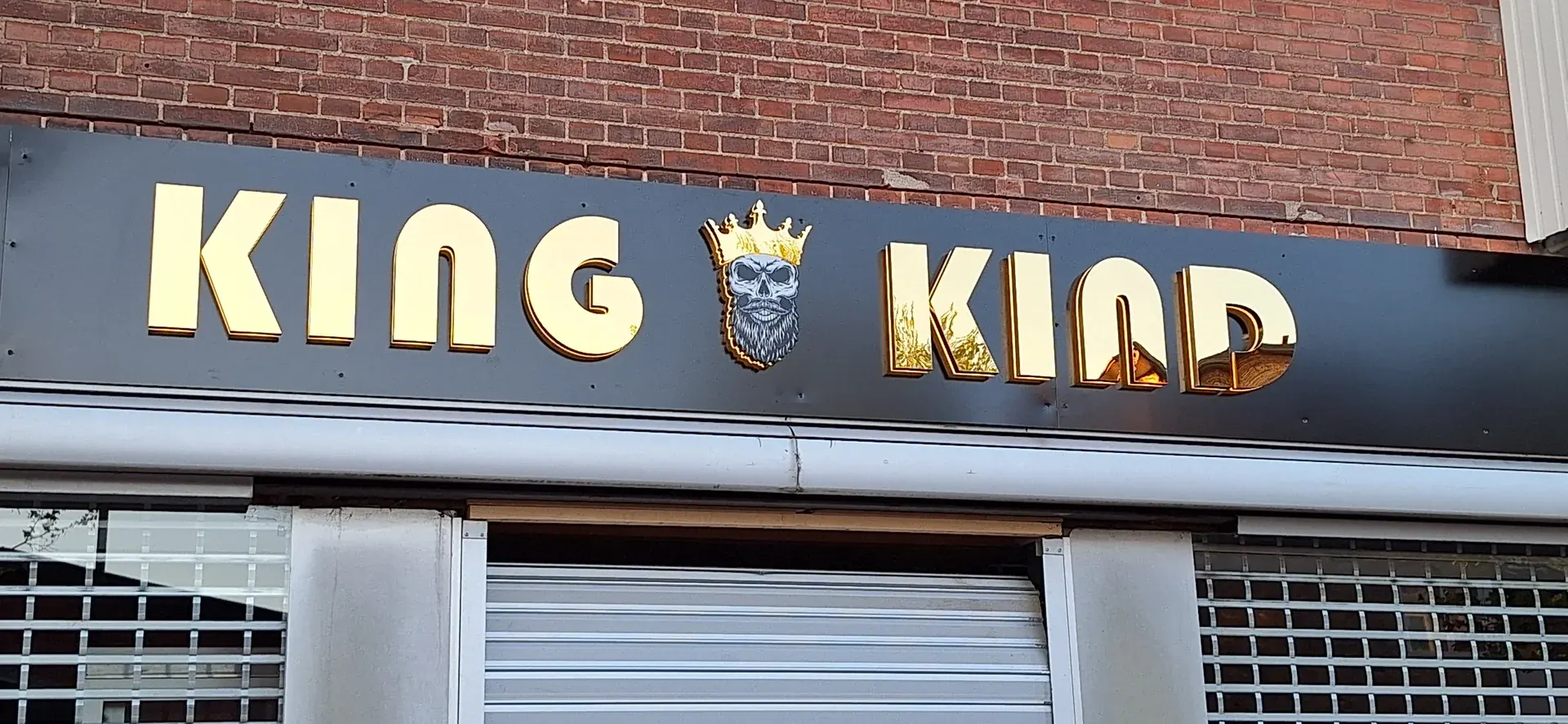 Færdigt KING KIND facadeskilt