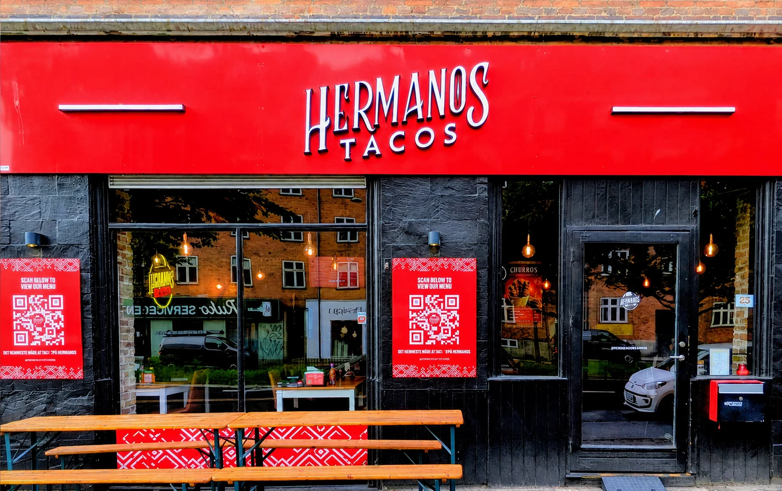 Hermanos Tacos facade efter den fornyede skiltning
