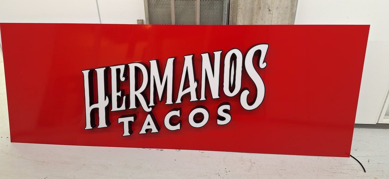 Hermanos Tacos facadeskilt under produktion