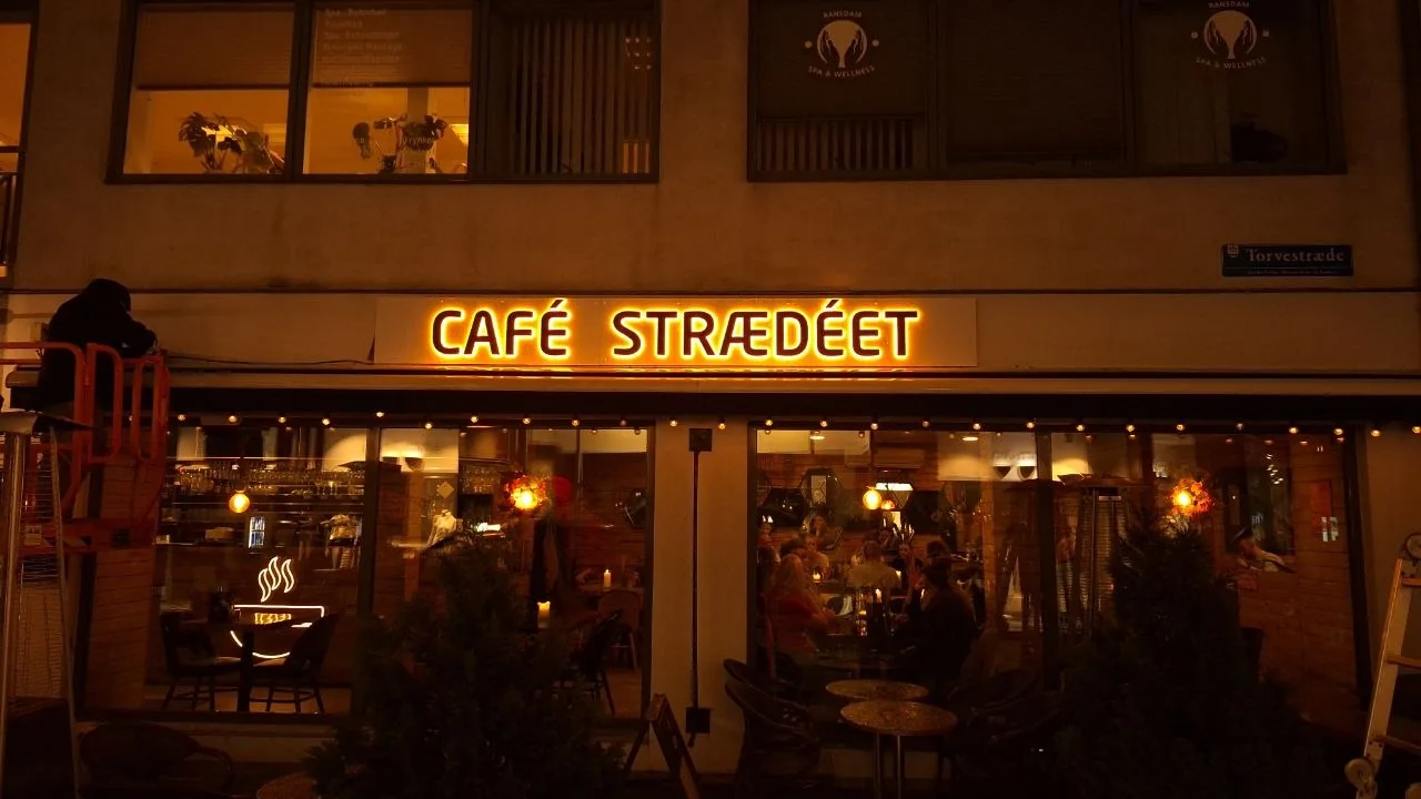 Café Stræddet facadeskilt om aftenen