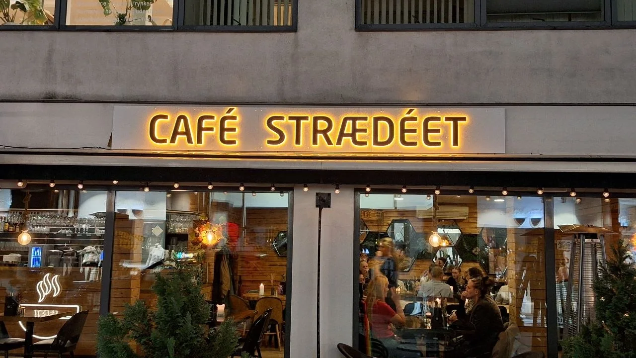 Café Stræddet illuminated façade sign